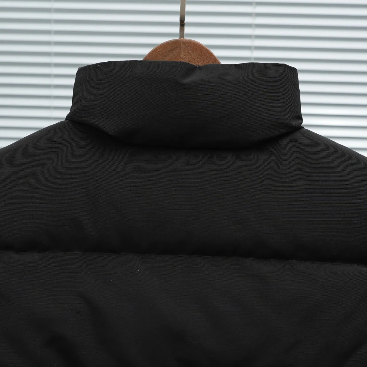 P600 2267WB Grandview black label women's short vest. Constructed from Arctic Tech recycled fabric®, it features a cinchable hem for sleek styling and storage. Color: Black Size: XS S M L XL